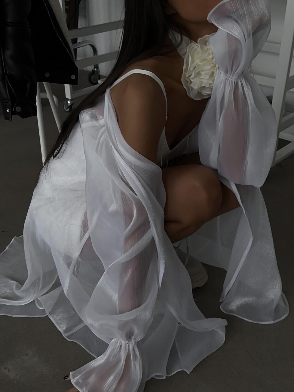 Платье с пайетками с накидкой из органзы (Белый)